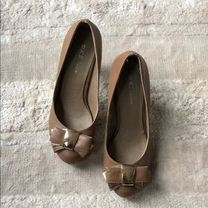 Tan heels with cute bow detail